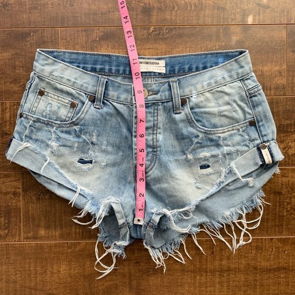 ONETEASPOON Medium Wash Distressed Raw Edge Hem Bandit Cut Off Shorts Size 26 - Picture 11 of 13